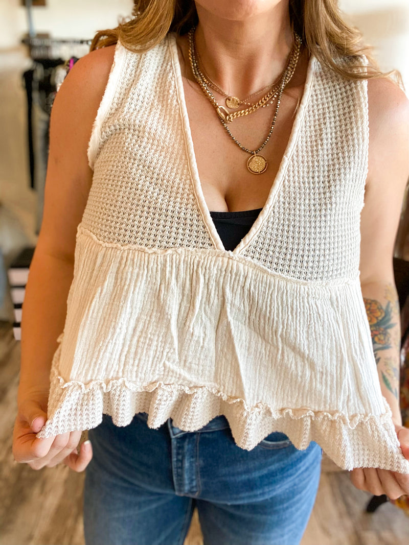 POL Ruffled V-neck cropped knit tank top cream close up