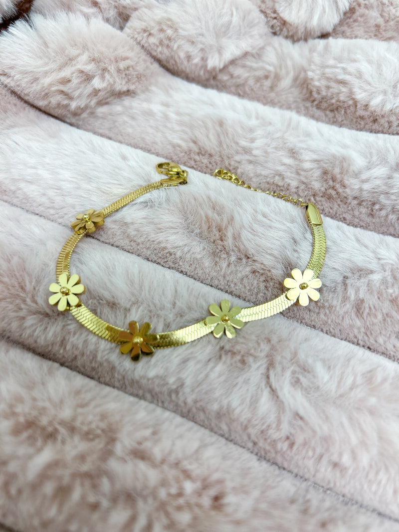 Non-Tarnish Flower link Bracelet