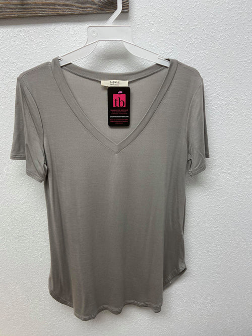 curvy comfy v-neck tee light gray