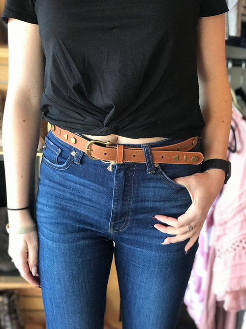 geometrical skinny leather belt with gold charms