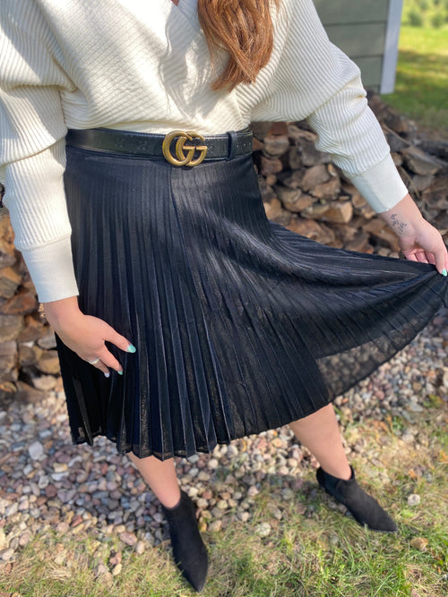 pleated shimmery midi skirt in black